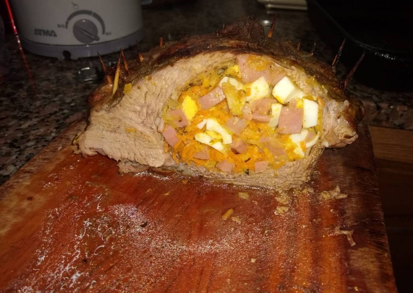 Carne rellena al horno, con papas y batatas fritas