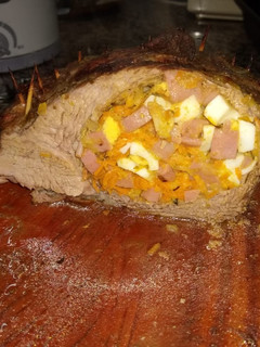 Una foto de Carne rellena al horno, con papas y batatas fritas