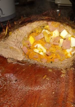Una foto de Carne rellena al horno, con papas y batatas fritas