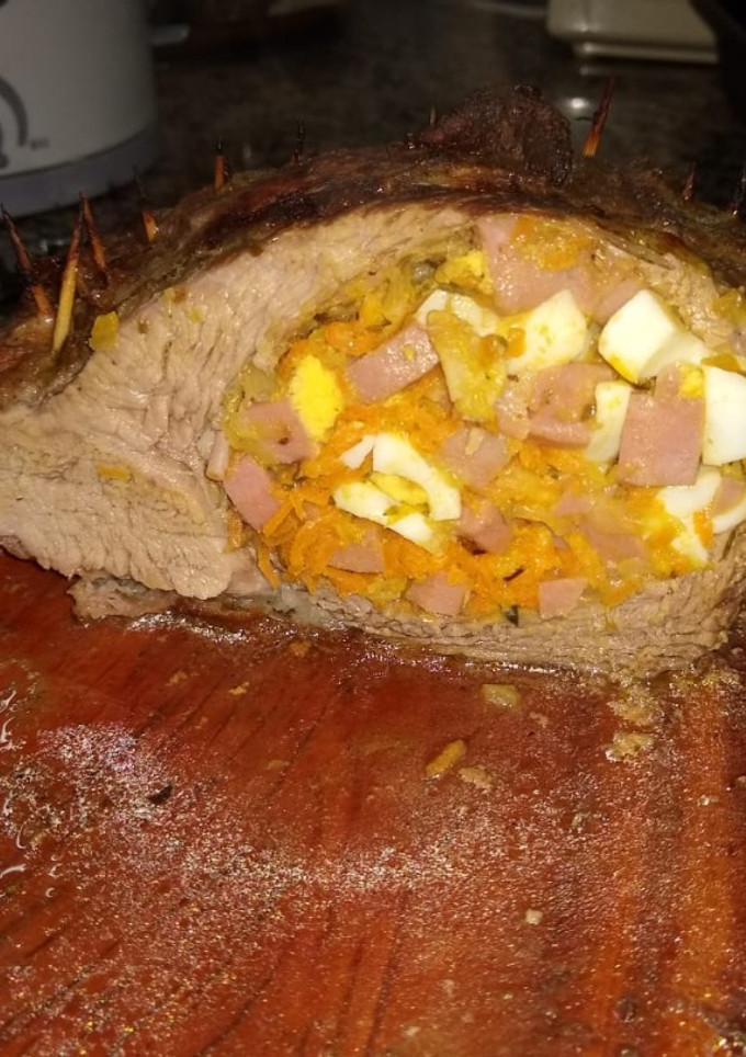 Una foto de Carne rellena al horno, con papas y batatas fritas
