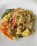 Salteado de verduras, huevo revuelto y arroz