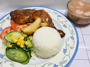 Una foto de salchichas de pollo frescas