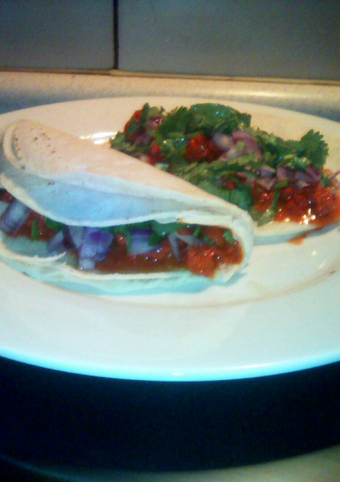 Una foto de Cochinita pibil con carne de soya