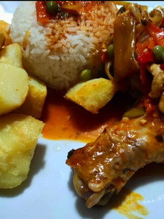 Una foto de Pollo arvejado