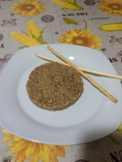 Una foto de Risotto de ajo negro y parmesano con thermomix