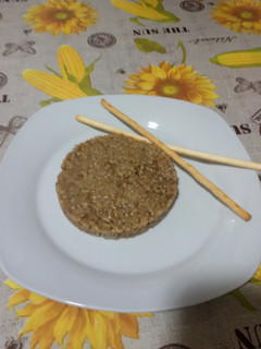 Una foto de Risotto de ajo negro y parmesano con thermomix