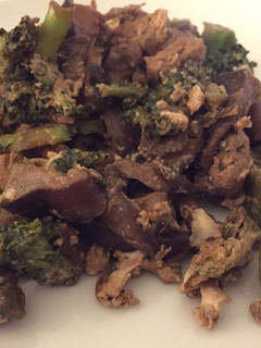 Una foto de Revuelto de shiitake con tofu soja