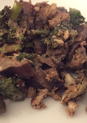 Una foto de Revuelto de shiitake con tofu soja