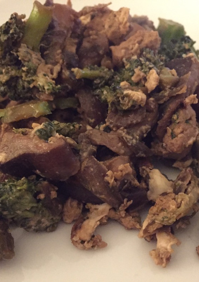 Una foto de Revuelto de shiitake con tofu soja