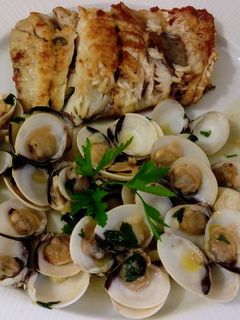 Una foto de Filete de lubina a la plancha y almejas al ajillo