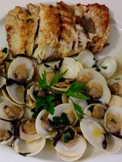 Una foto de Filete de lubina a la plancha y almejas al ajillo