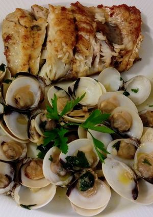 Una foto de Filete de lubina a la plancha y almejas al ajillo
