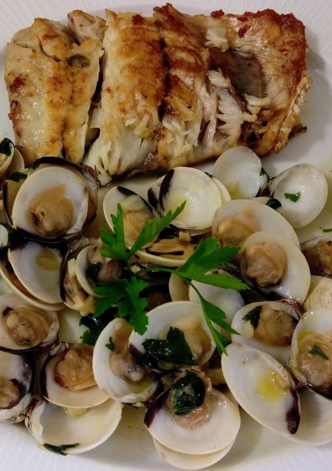 Una foto de Filete de lubina a la plancha y almejas al ajillo