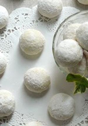 A picture of Light Crispy Snowball Cookies.