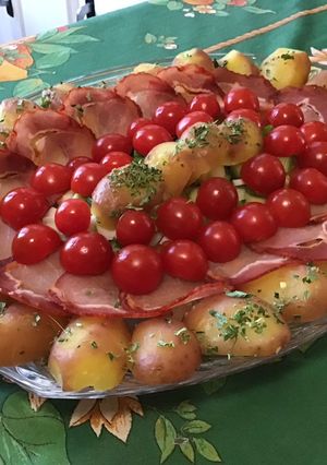 Une photo de Salade surprise de pommes de terre aux tomates cerises, petits oignons blancs et lomo fumé
