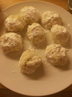 A picture of Mum's Mexican Wedding Cookies aka Russian Teacakes.