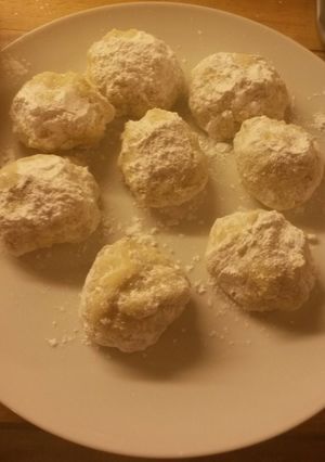 A picture of Mum's Mexican Wedding Cookies aka Russian Teacakes.