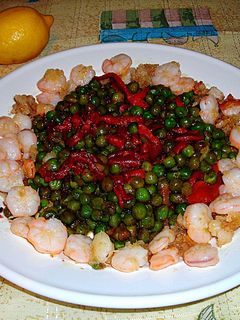 Una foto de Guisantes con pimientos asados y corona de gambas
