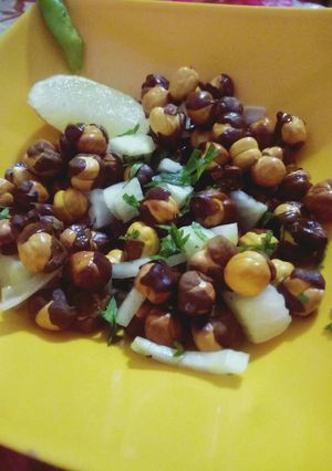 A picture of Bhuna chana chat.