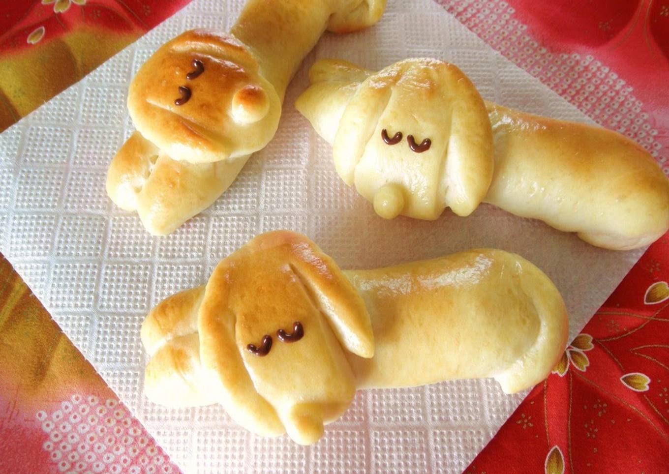 How to Prepare Perfect Dog-Shaped Bread Rolls: Sleeping Dachshund
Wiener Sausage Bread