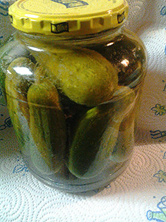 A picture of Kosher pickles, whole.