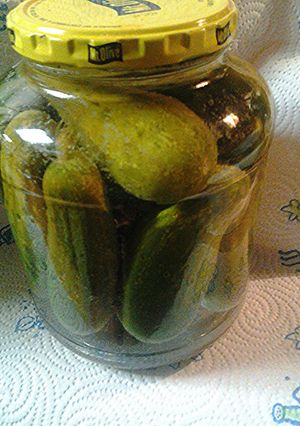 A picture of Kosher pickles, whole.