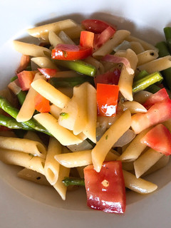 Una foto de Penne con verduras y jamón