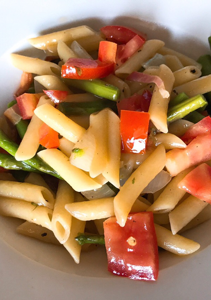 Una foto de Penne con verduras y jamón