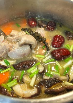 Hình của món Thịt Má Đùi Gà Nấu Táo Đỏ Pate.