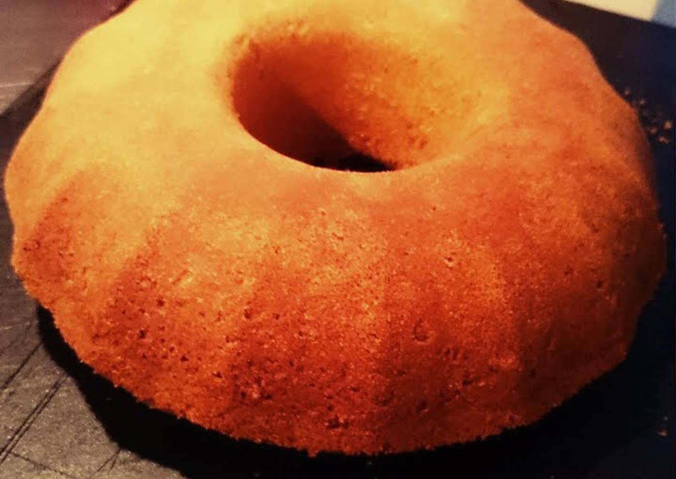 A classic sponge cake with a hint of cinnamon