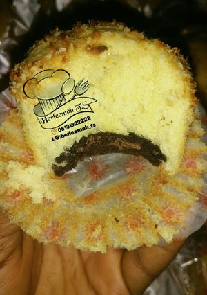 A picture of Coconut and oreo stuffed cake.