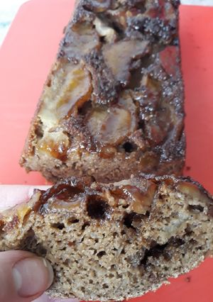 Una foto de Budín invertido de manzana