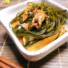A picture of Stir-Fried and Simmered Precut Konbu Seaweed and Pork.