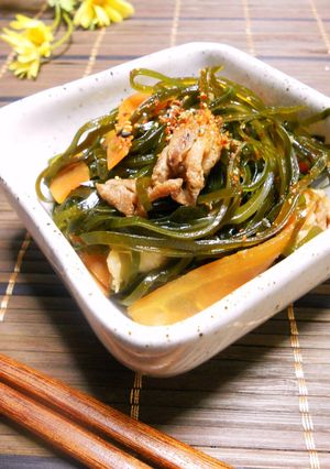 A picture of Stir-Fried and Simmered Precut Konbu Seaweed and Pork.