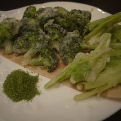 A picture of Broccoli Tempura with Matcha Salt.