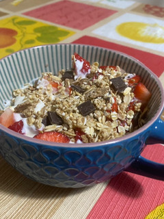 Una foto de Desayuno 😋 yogur con fresas y muesli