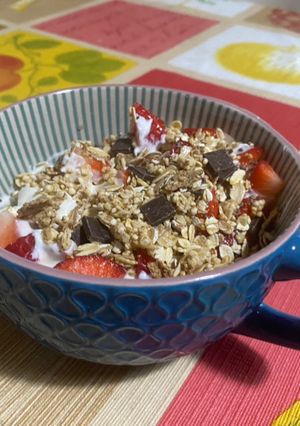 Una foto de Desayuno 😋 yogur con fresas y muesli