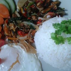 A picture of Thai khrapow muscle shells with oyster sauce chilies.