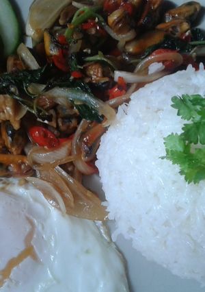 A picture of Thai khrapow muscle shells with oyster sauce chilies.