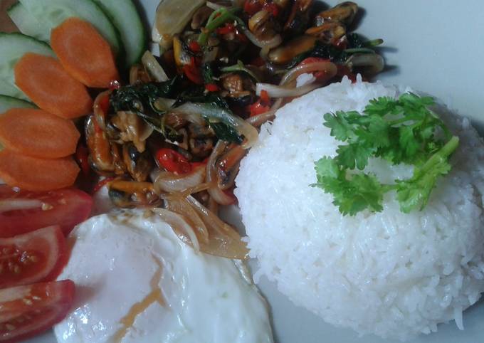 Simple Way to Prepare Homemade Thai khrapow muscle shells with oyster sauce chilies