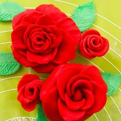 A picture of Two-style fondant rose.