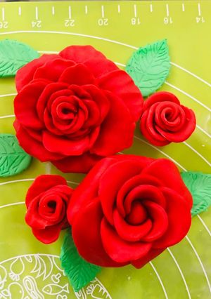 A picture of Two-style fondant rose.