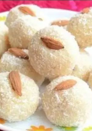 A picture of Nariyal ke ladoo (coconut ladoo).
