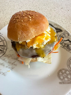 Una foto de Hamburguesa de ternera con huevo