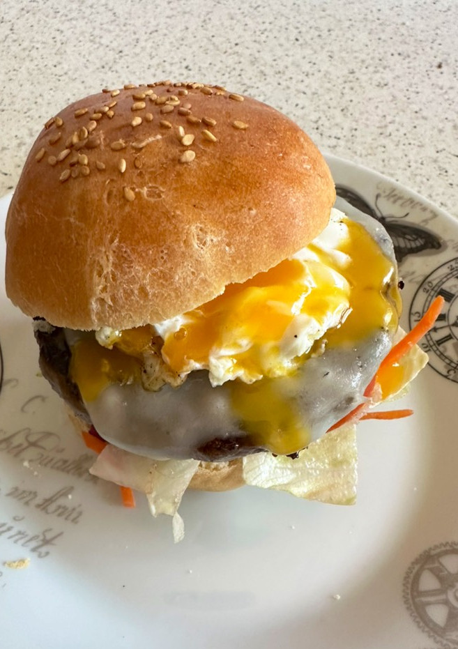 Una foto de Hamburguesa de ternera con huevo