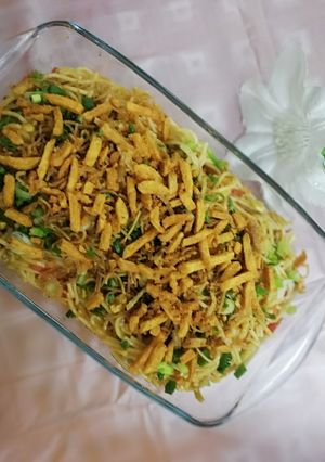 A picture of Chicken veggie sphagetti.