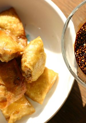 A picture of Sophie's deep fried wontons and dipping sauce.