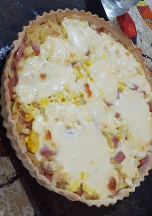 Una foto de Tarta reciclada de fideos, pollo, jamón y queso 🥰
