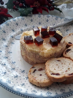Una foto de Foie con crema de queso y gelatina de PX