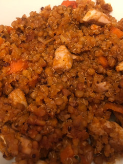 Una foto de Quinoa con lentejas y pollo